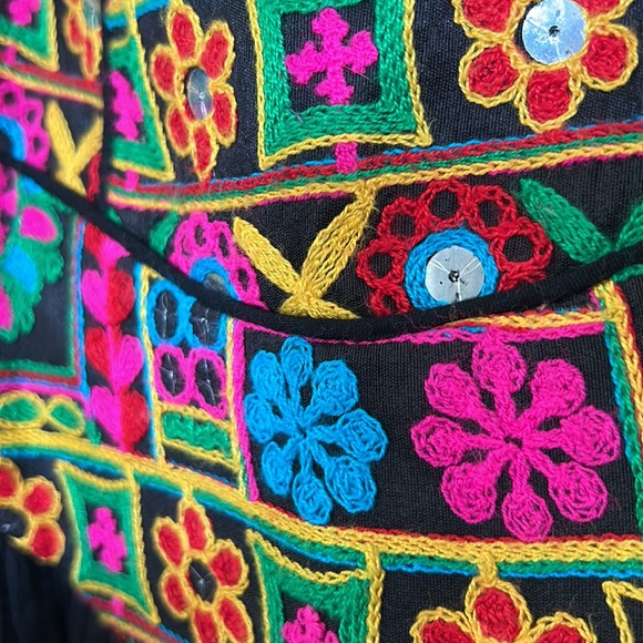 Unique embroidered dress! - Picture 4 of 6